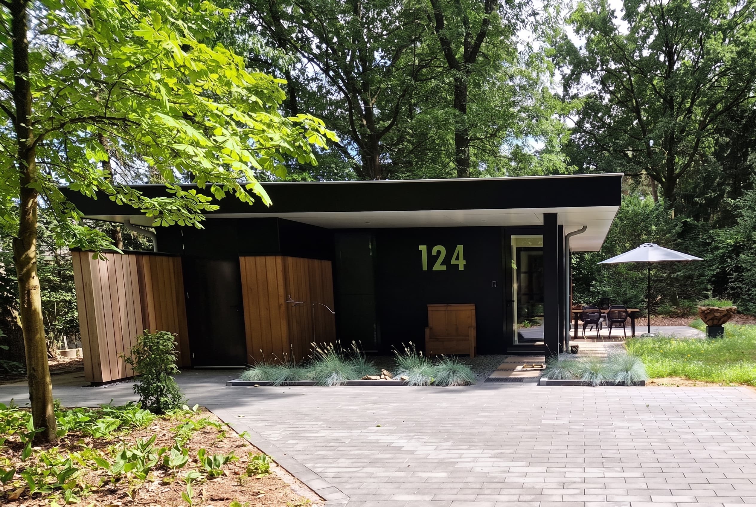 Vooraanzicht van het boshuis met huisnummer 124