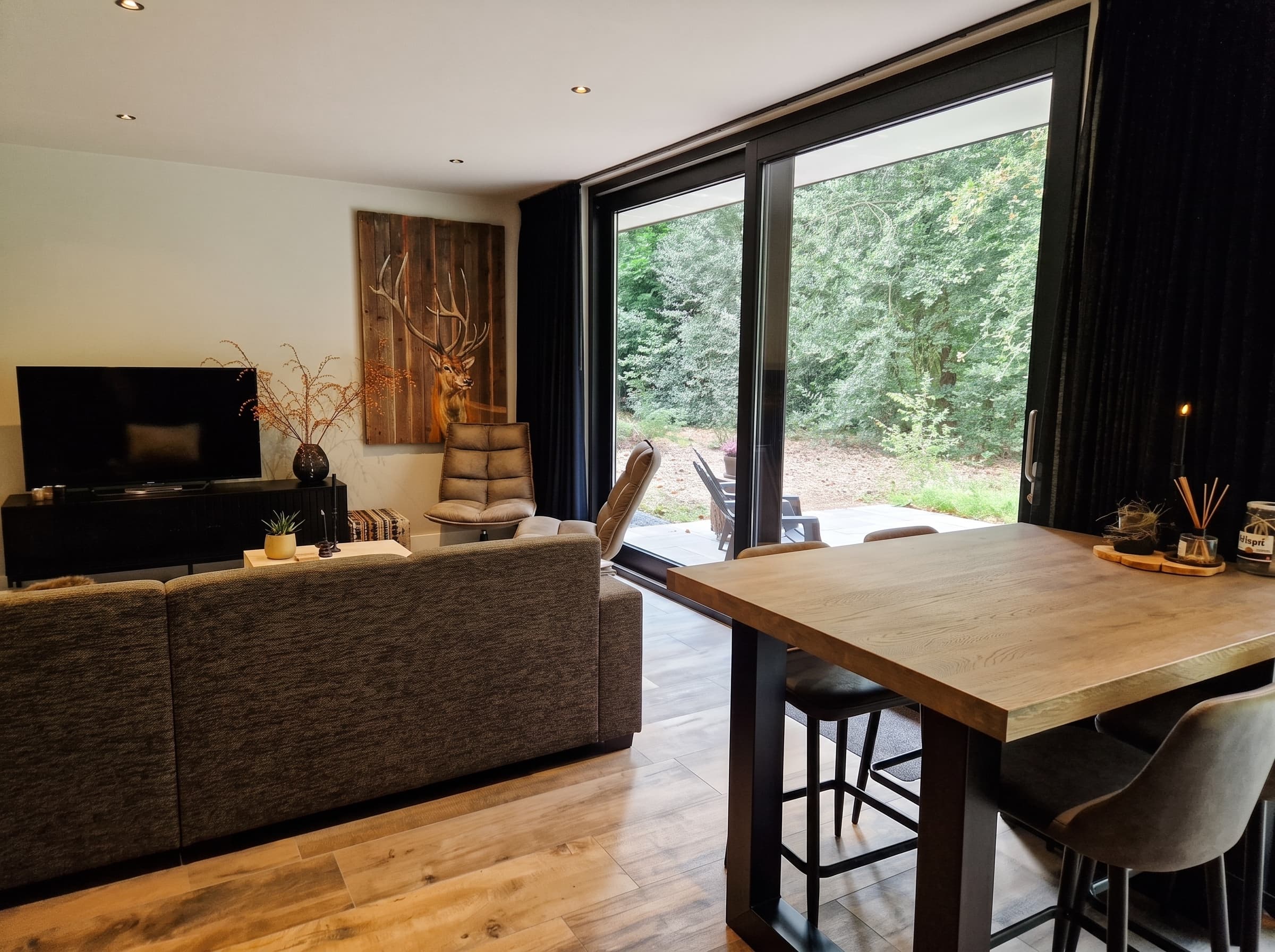 Lichte leefruimte met vloer-tot-plafond glas