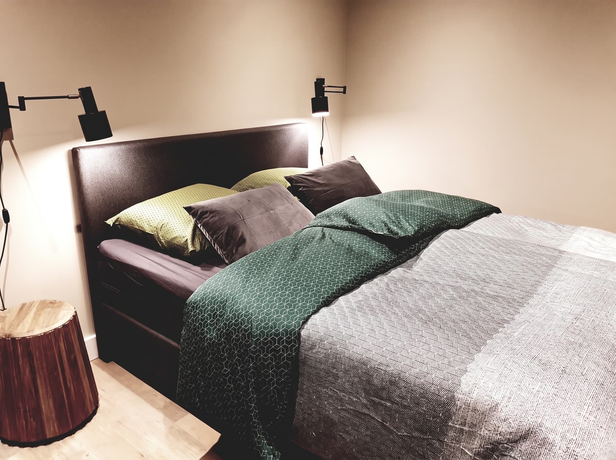 Slaapkamer met warme wandlampen